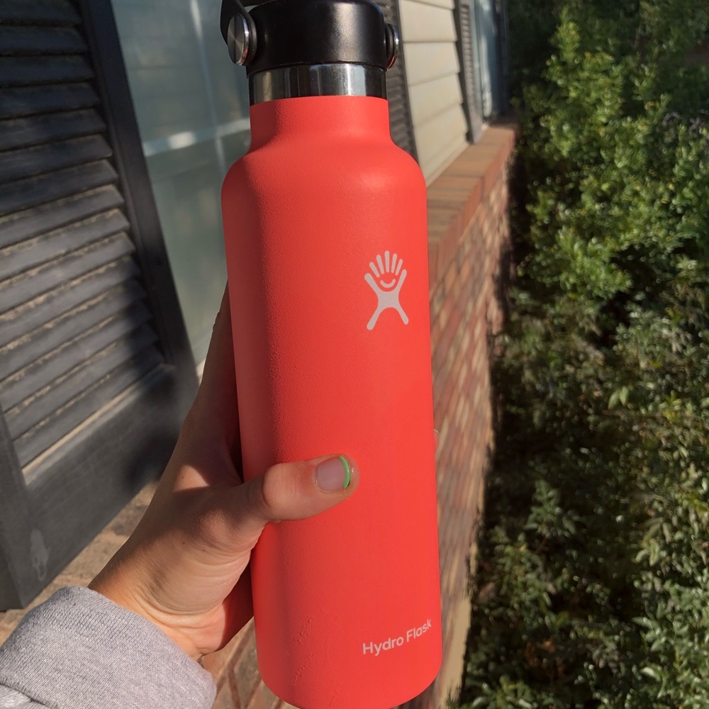 Standard mouth flex lid.  21 oz. tangerine color.